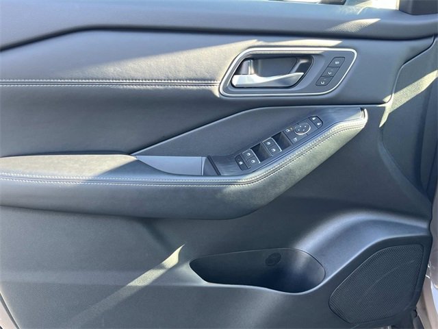 Used 2024 Nissan Rogue Platinum image 27