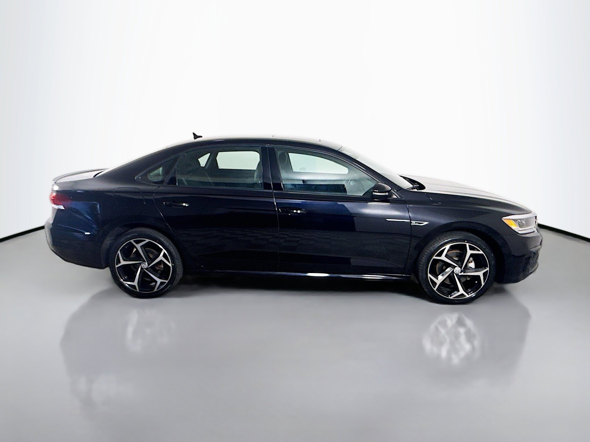 Used 2021 Volkswagen Passat 2.0T R-Line image 11