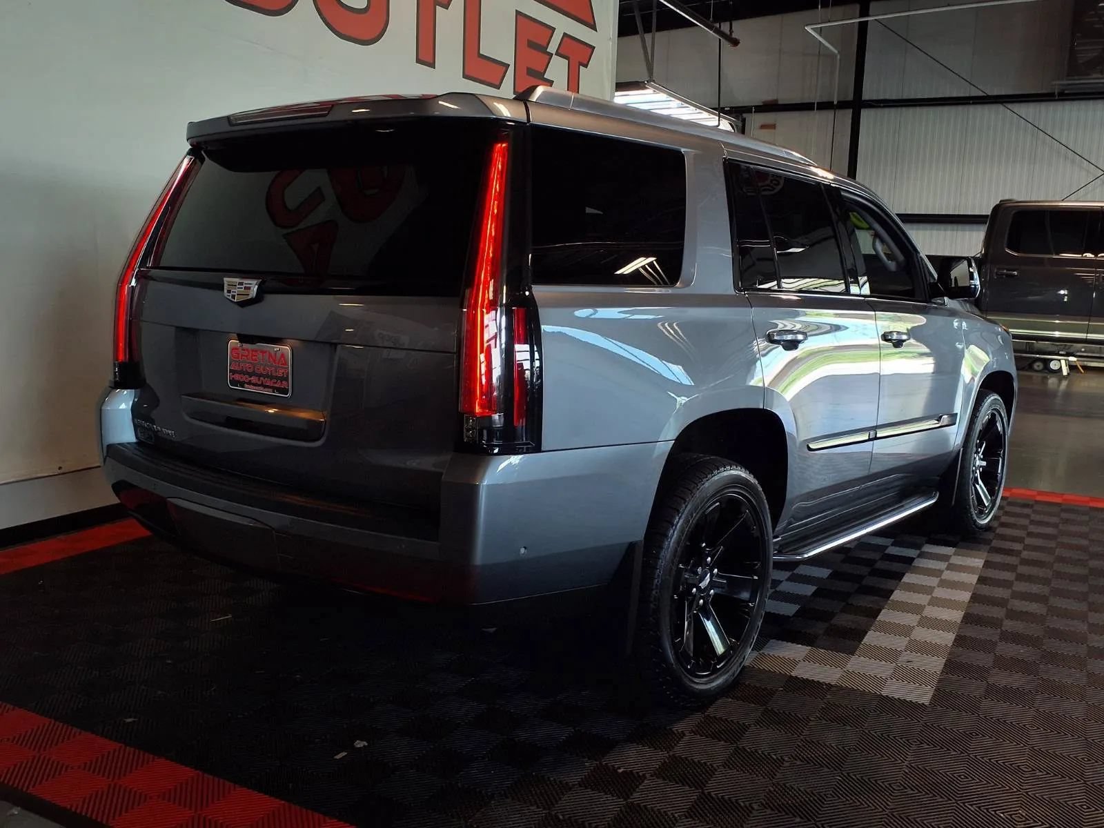 Used 2020 Cadillac Escalade Luxury w/ Escalade Sport Edition AWD/4WD image 9
