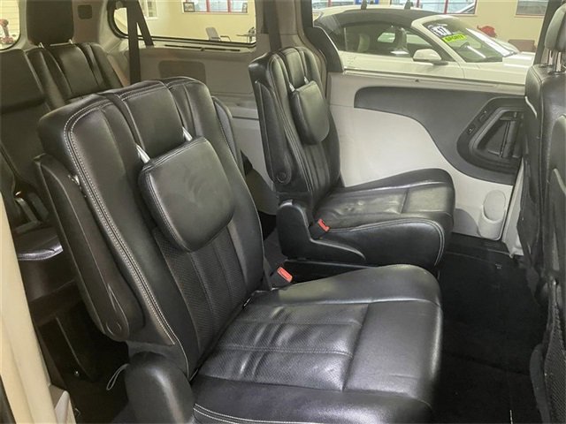 Used 2015 Chrysler Town & Country Touring-L w/ Driver Convenience Group image 25
