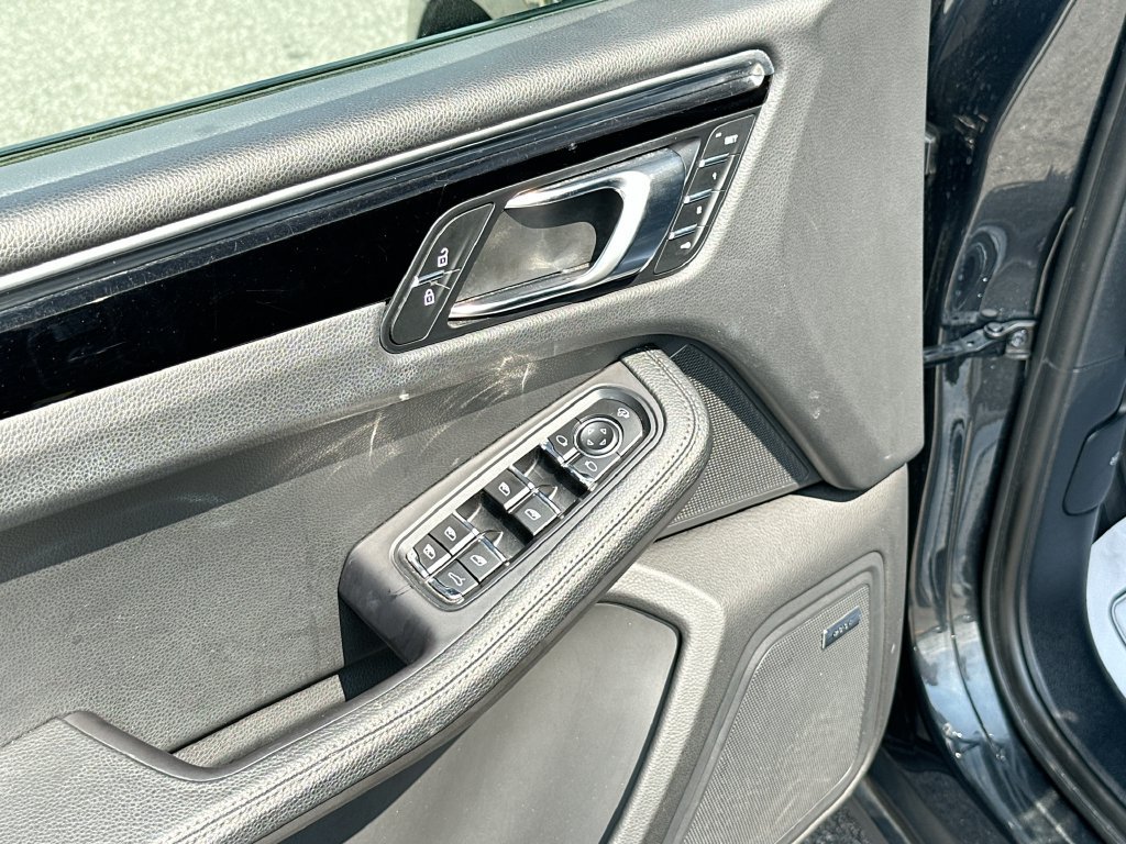 Certified 2024 Porsche Macan w/ Premium Plus Package AWD/4WD image 26