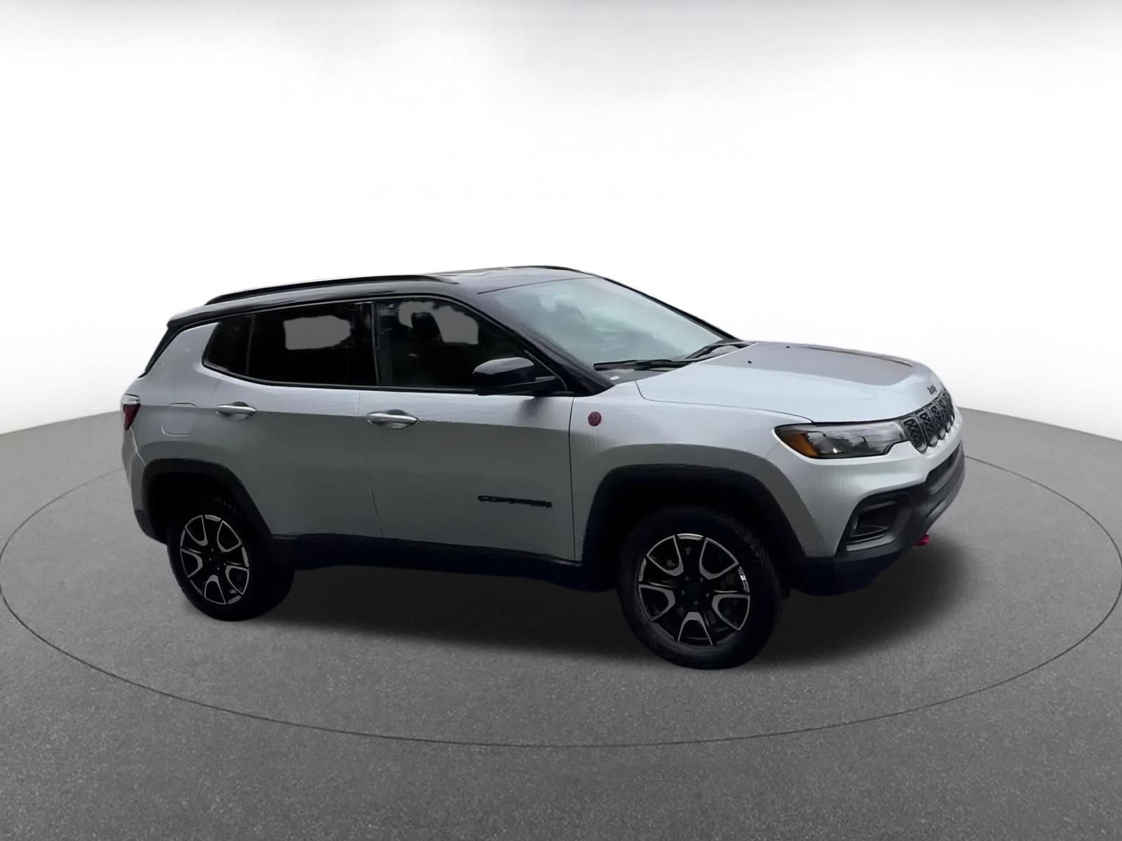 Used 2025 Jeep Compass Trailhawk video 2