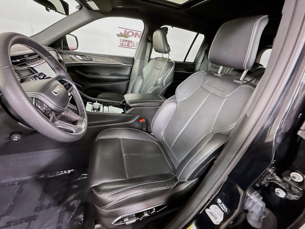 Used 2023 Jeep Grand Cherokee Overland w/ Luxury Tech Group IV AWD/4WD image 28