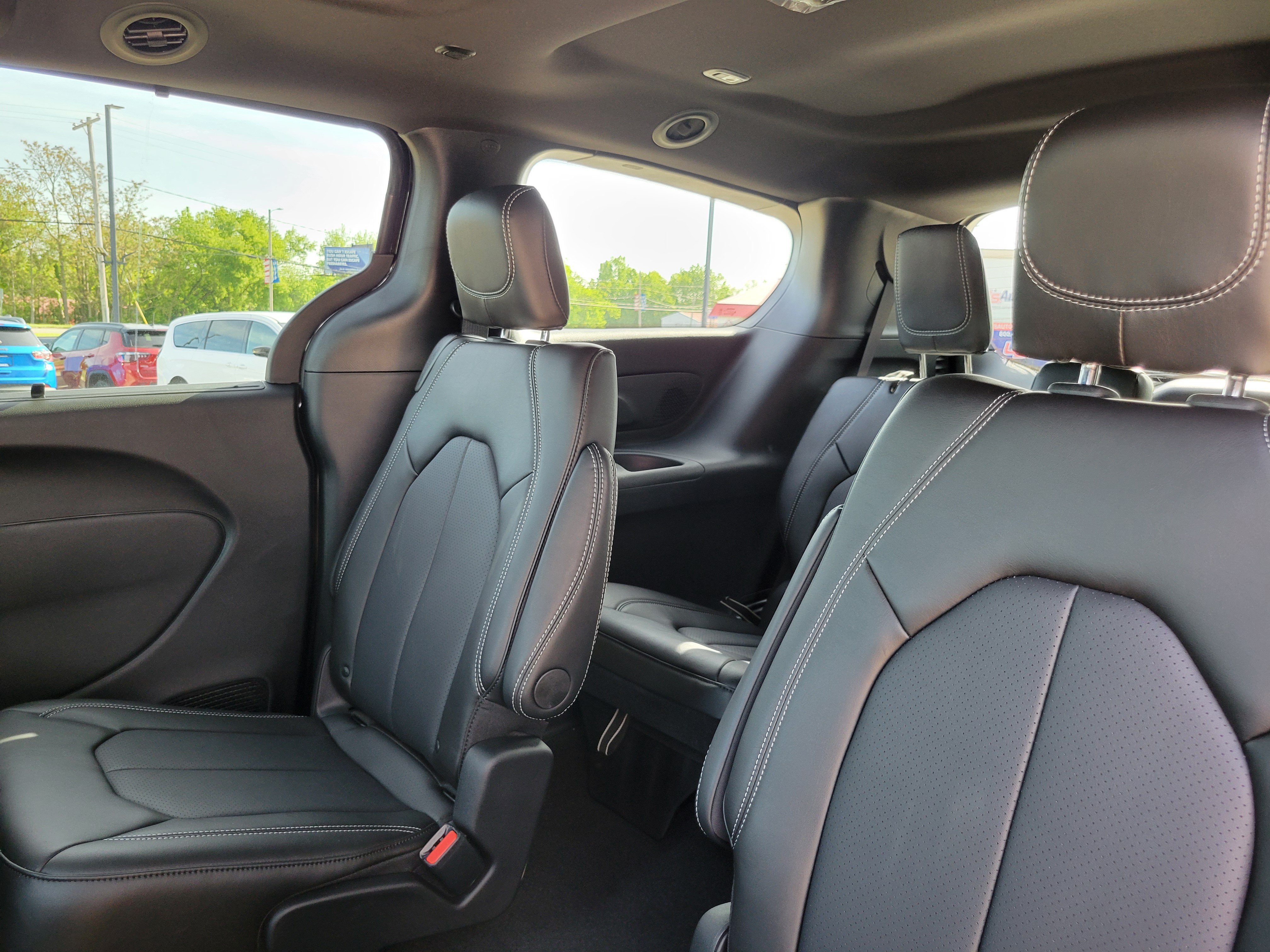 New 2027 Chrysler Pacifica Select FWD image 17