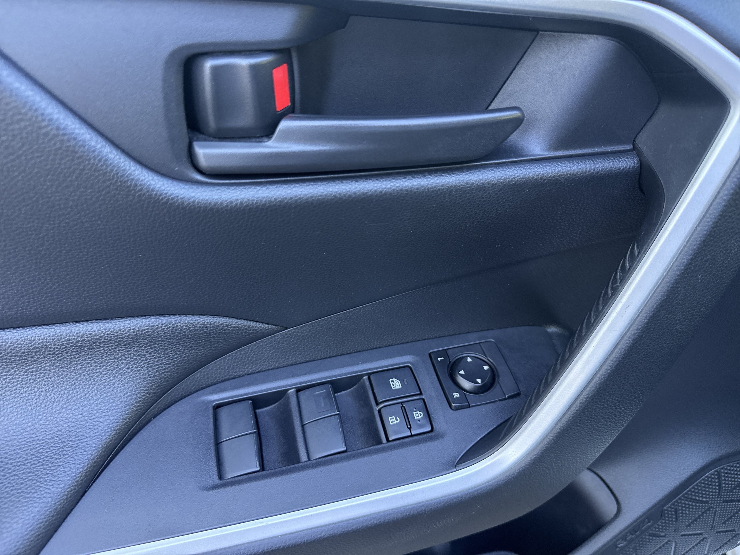 Used 2019 Toyota RAV4 LE w/ All Weather Liner Package AWD/4WD image 7