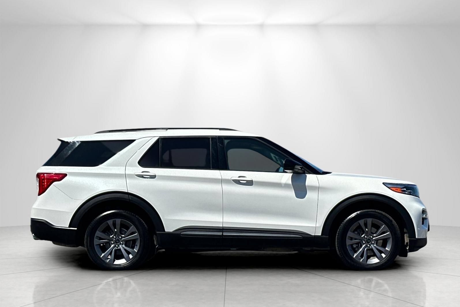 Used 2022 Ford Explorer XLT w/ Equipment Group 202A AWD/4WD image 2