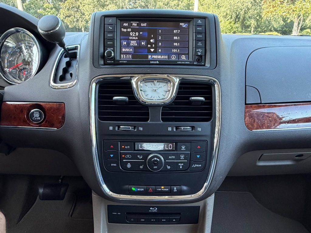 Used 2016 Chrysler Town & Country Limited Platinum FWD image 20