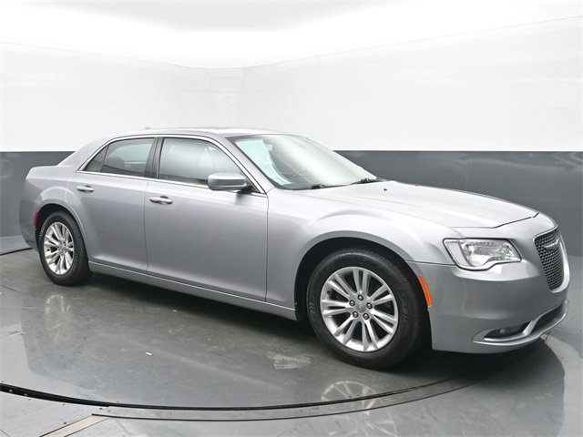 Used 2017 Chrysler 300 C image 7