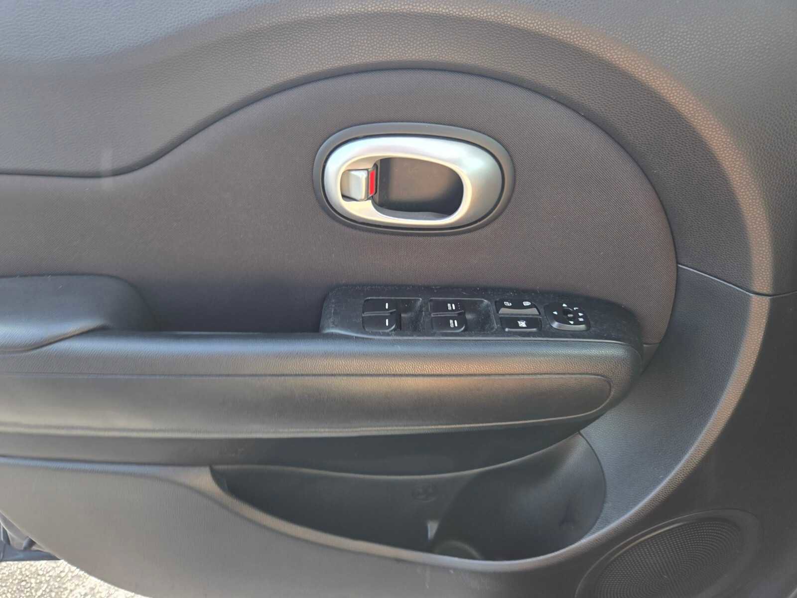 Used 2016 Kia Soul + FWD image 21