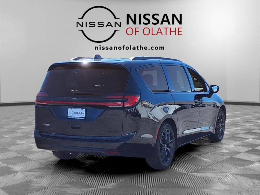 Used 2025 Chrysler Pacifica Limited FWD image 28