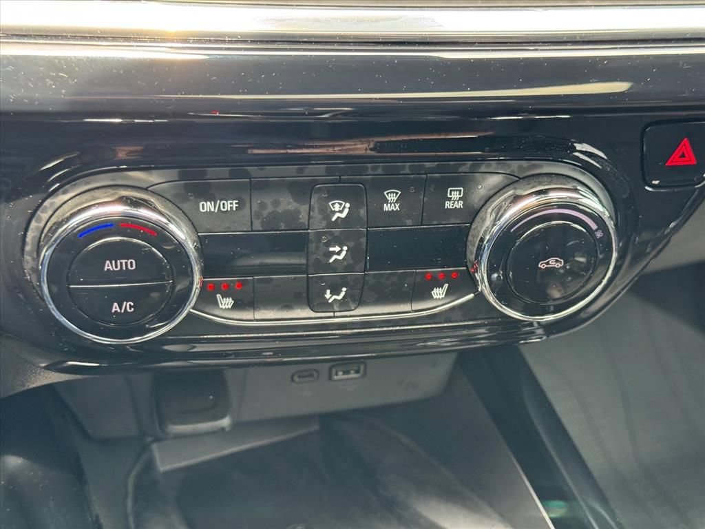 Used 2025 Chevrolet Trax RS w/ Sunroof Package FWD image 21