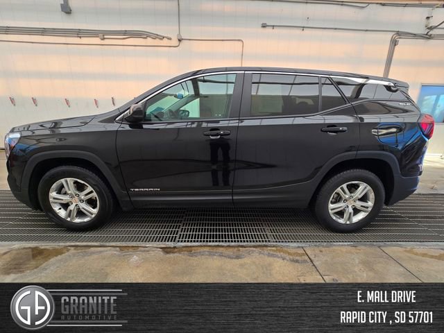 Used 2024 GMC Terrain SLE image 2