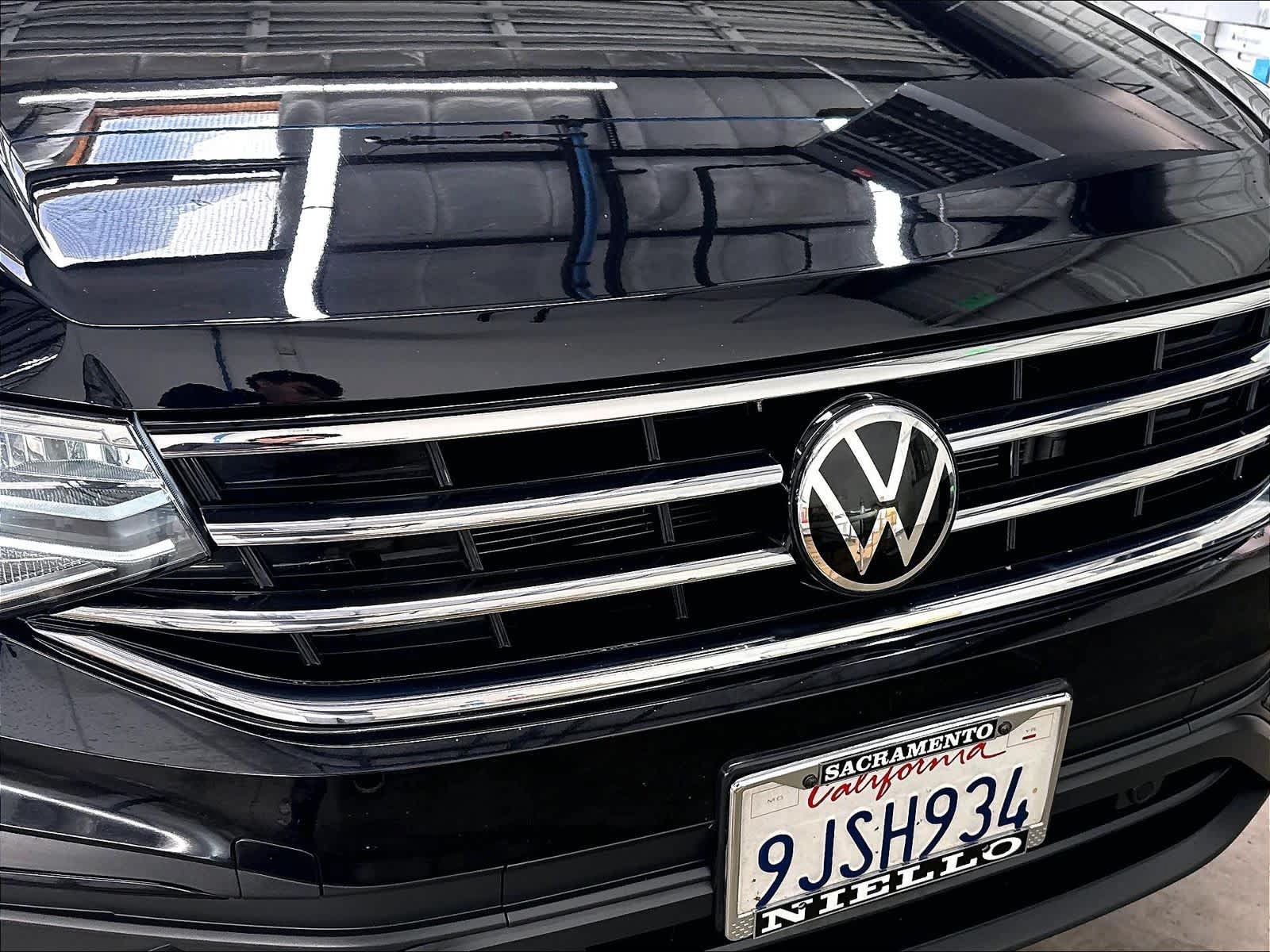 Used 2023 Volkswagen Tiguan SE w/ Panoramic Sunroof Package FWD image 36