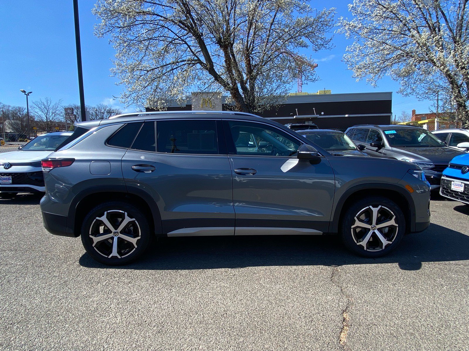 Used 2025 Volkswagen Tiguan SE AWD/4WD image 2