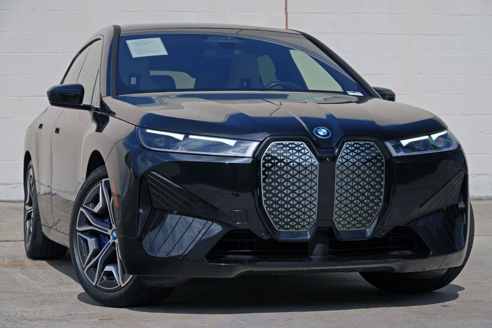Used 2022 BMW iX xDrive50 w/ Sport Package AWD/4WD image 2
