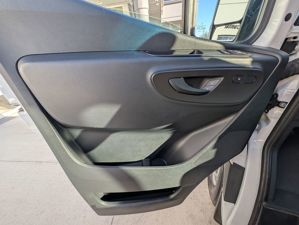 Used 2024 Mercedes-Benz Sprinter 2500 image 39