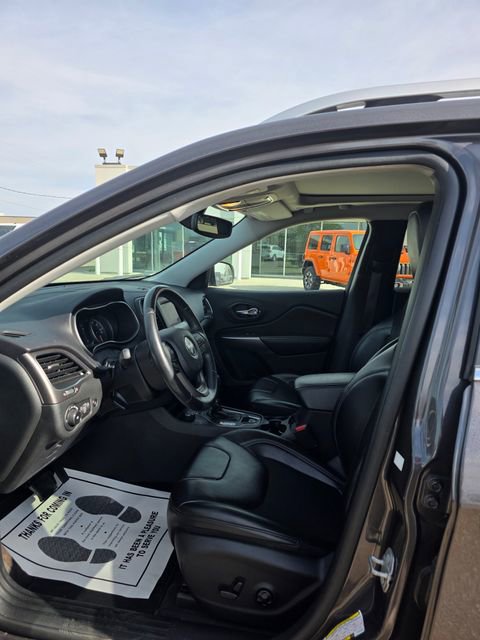 Used 2019 Jeep Cherokee Latitude Plus w/ Comfort/Convenience Group AWD/4WD image 20