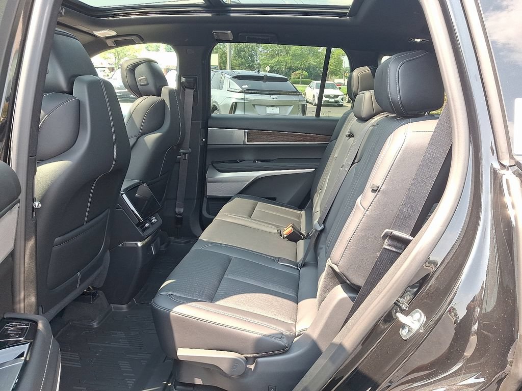 New 2027 Cadillac Vistiq Sport w/ LPO, Floor Liner Package AWD/4WD image 5