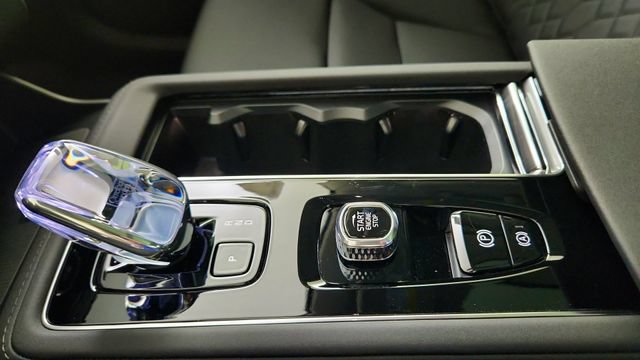New 2026 Volvo XC90 B5 Plus w/ Protection Package Premier AWD/4WD image 17
