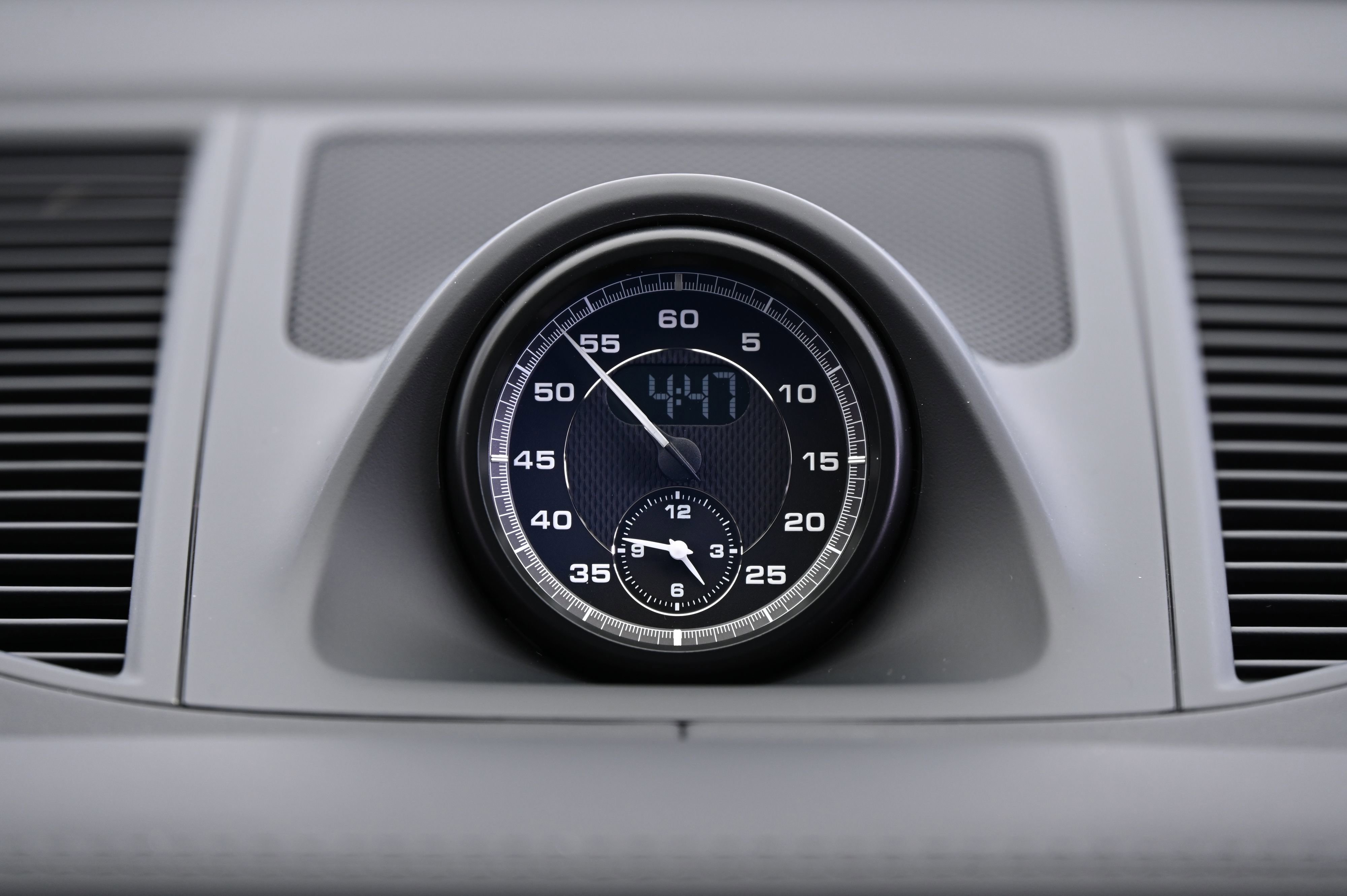 Certified 2025 Porsche Macan image 40