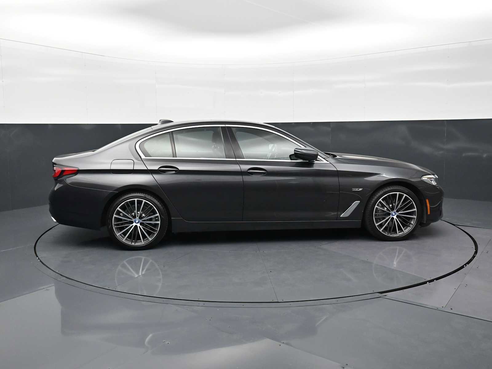 Used 2022 BMW 530e w/ Executive Package RWD image 4