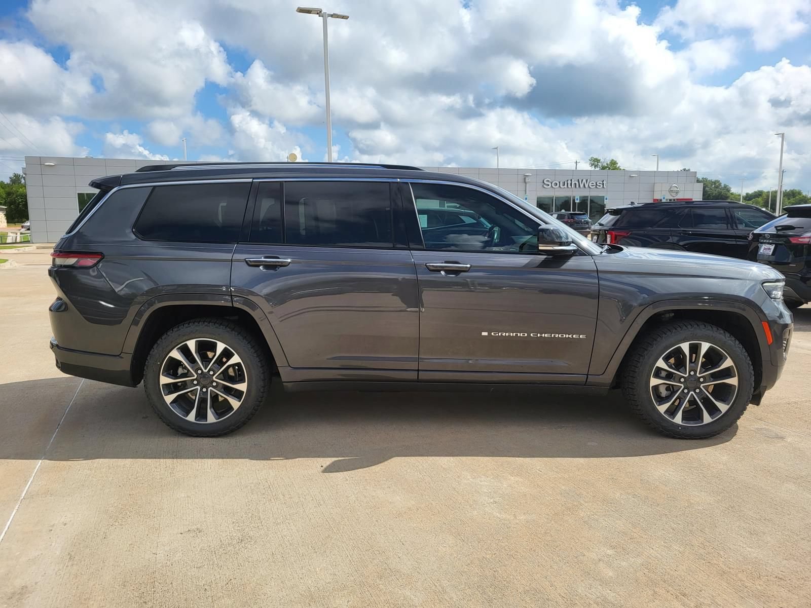 Used 2021 Jeep Grand Cherokee L Overland w/ Luxury Tech Group IV AWD/4WD image 4