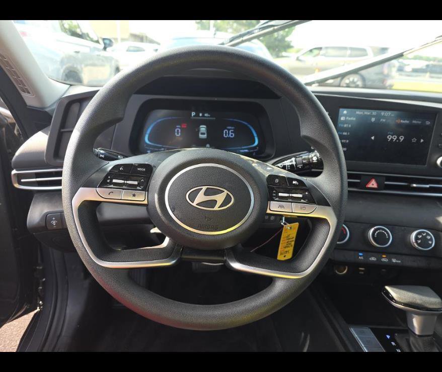 Used 2025 Hyundai Elantra SE FWD image 4