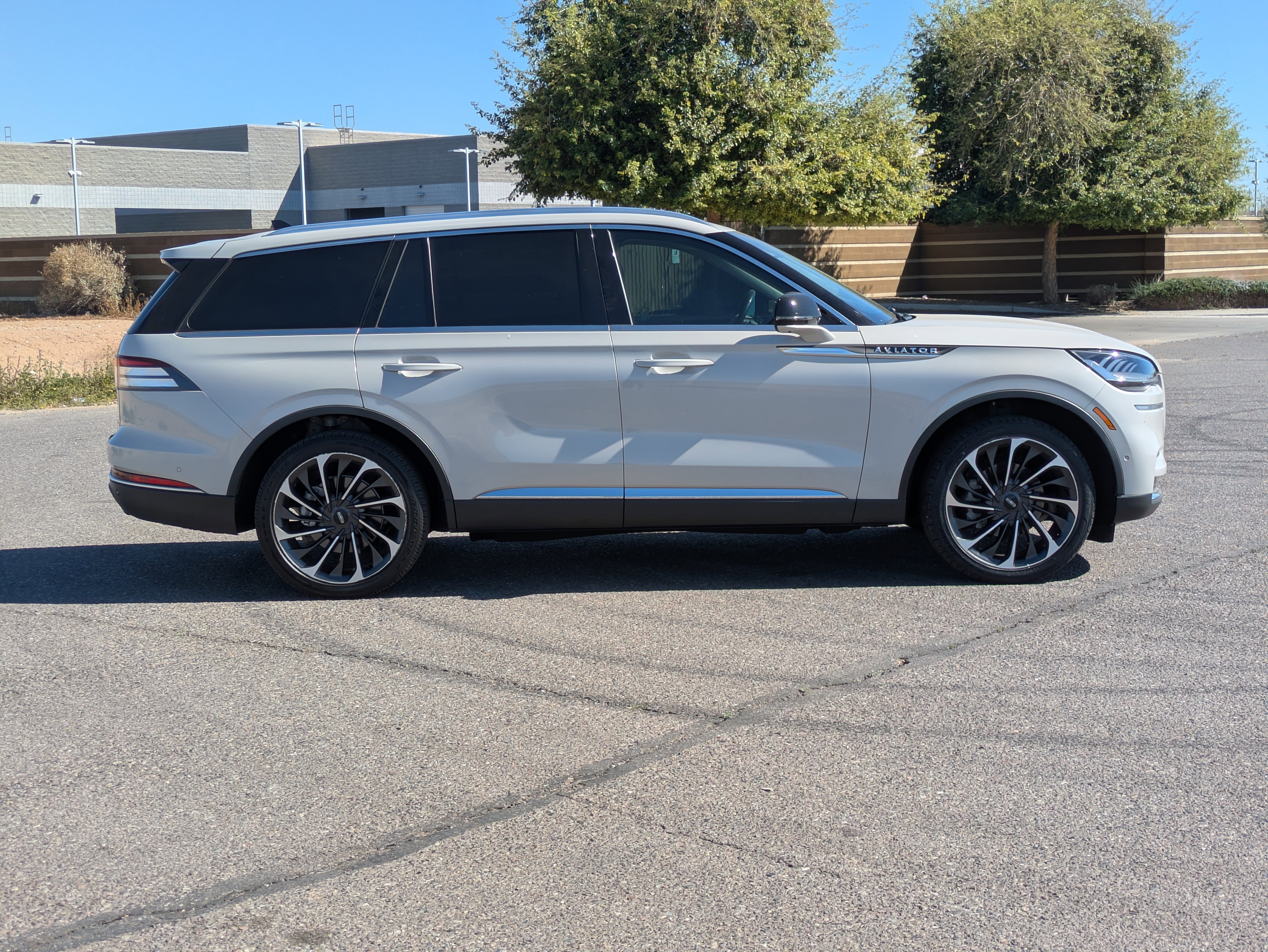 Used 2023 Lincoln Aviator Reserve w/ Equipment Group 201A image 2