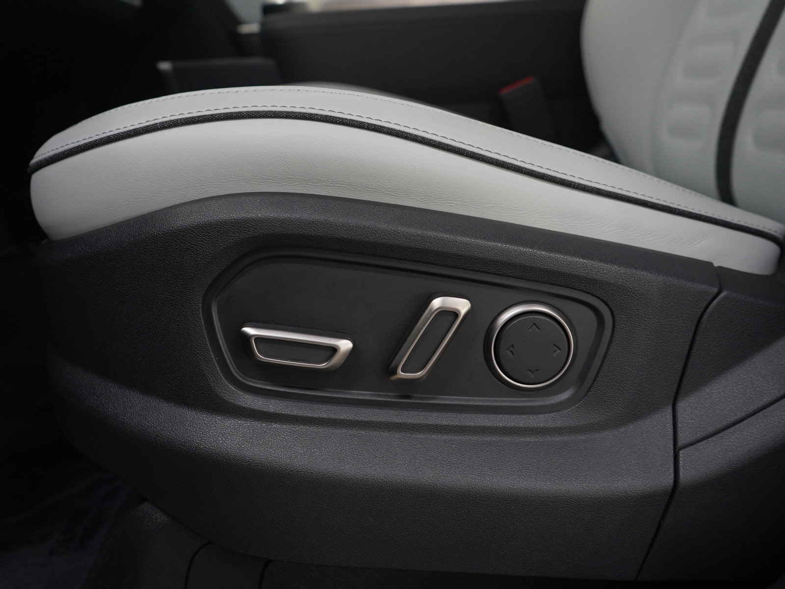 Used 2025 Rivian R1T Adventure image 24