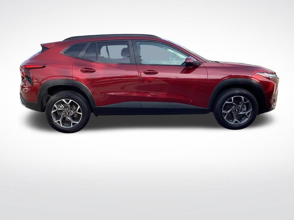 Used 2025 Chevrolet Trax LT w/ LT Convenience Package FWD image 11