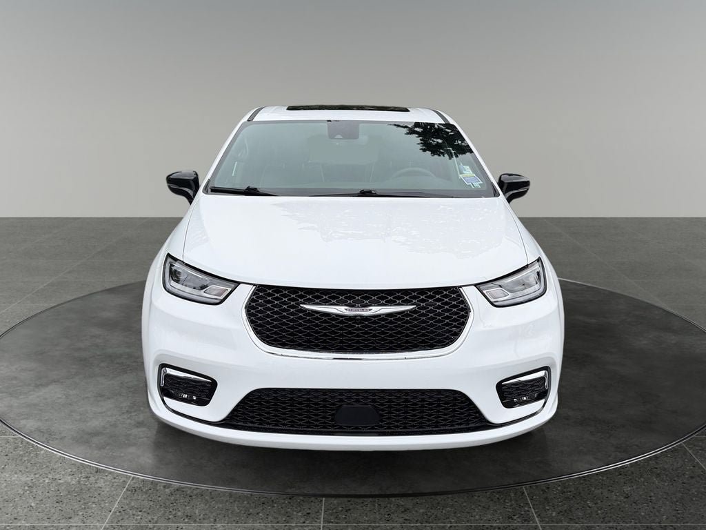 Used 2026 Chrysler Pacifica Limited FWD image 2
