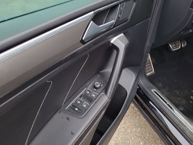 Used 2023 Volkswagen Tiguan SE R-Line image 11