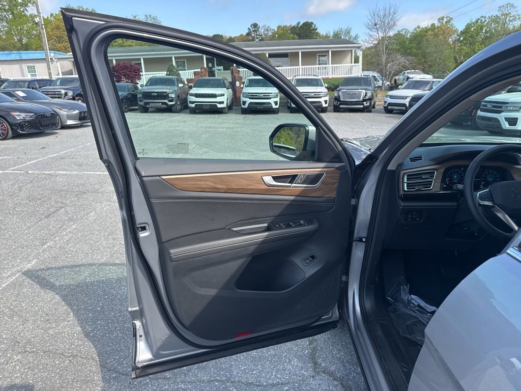 Used 2025 Volkswagen Atlas SE FWD image 23