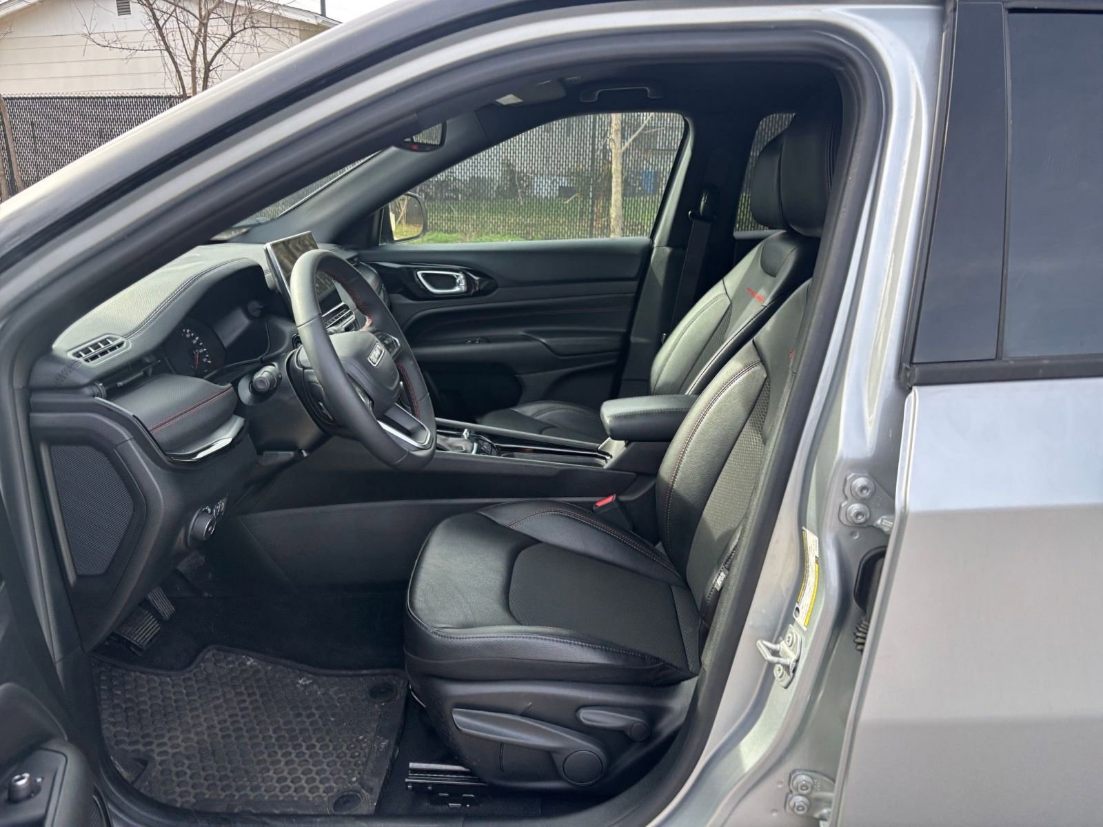 Used 2025 Jeep Compass Trailhawk image 24