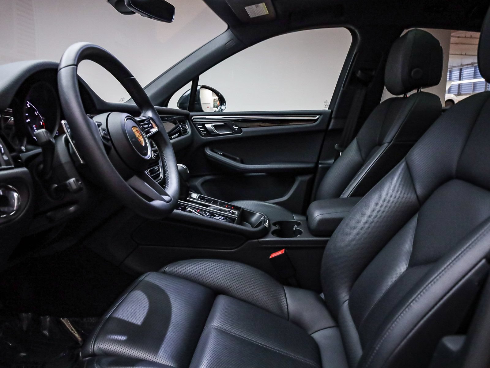 Certified 2025 Porsche Macan AWD/4WD image 22