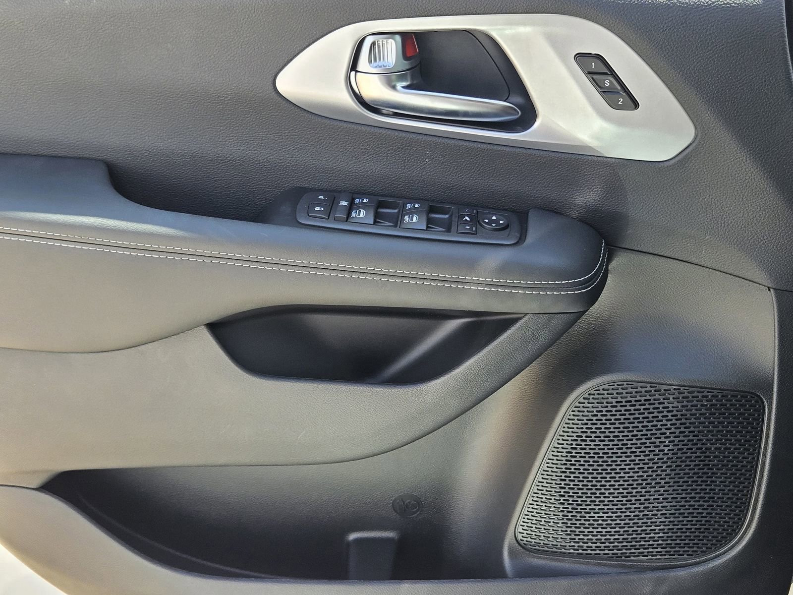 New 2025 Chrysler Pacifica Limited FWD image 24