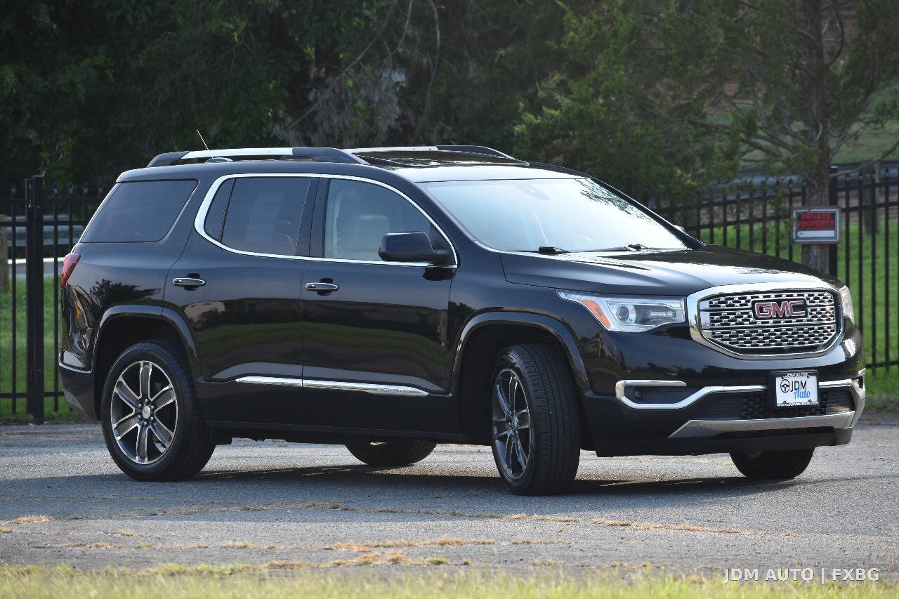 Used 2017 GMC Acadia Denali w/ Technology Package AWD/4WD image 4