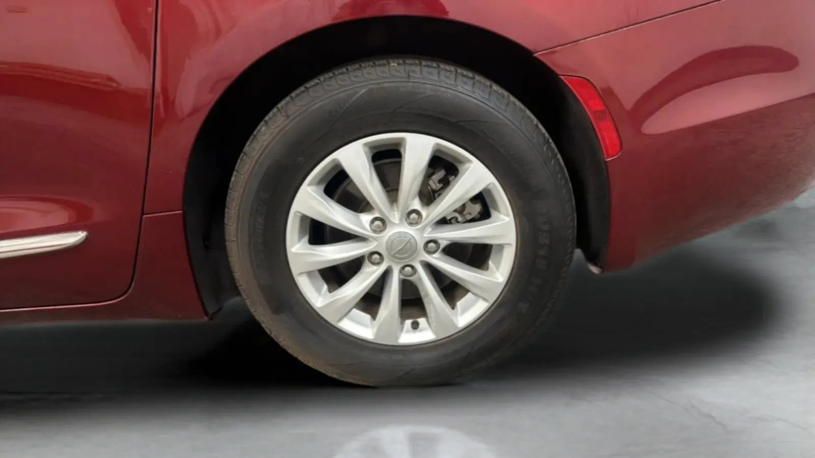 Used 2019 Chrysler Pacifica Touring-L FWD image 28