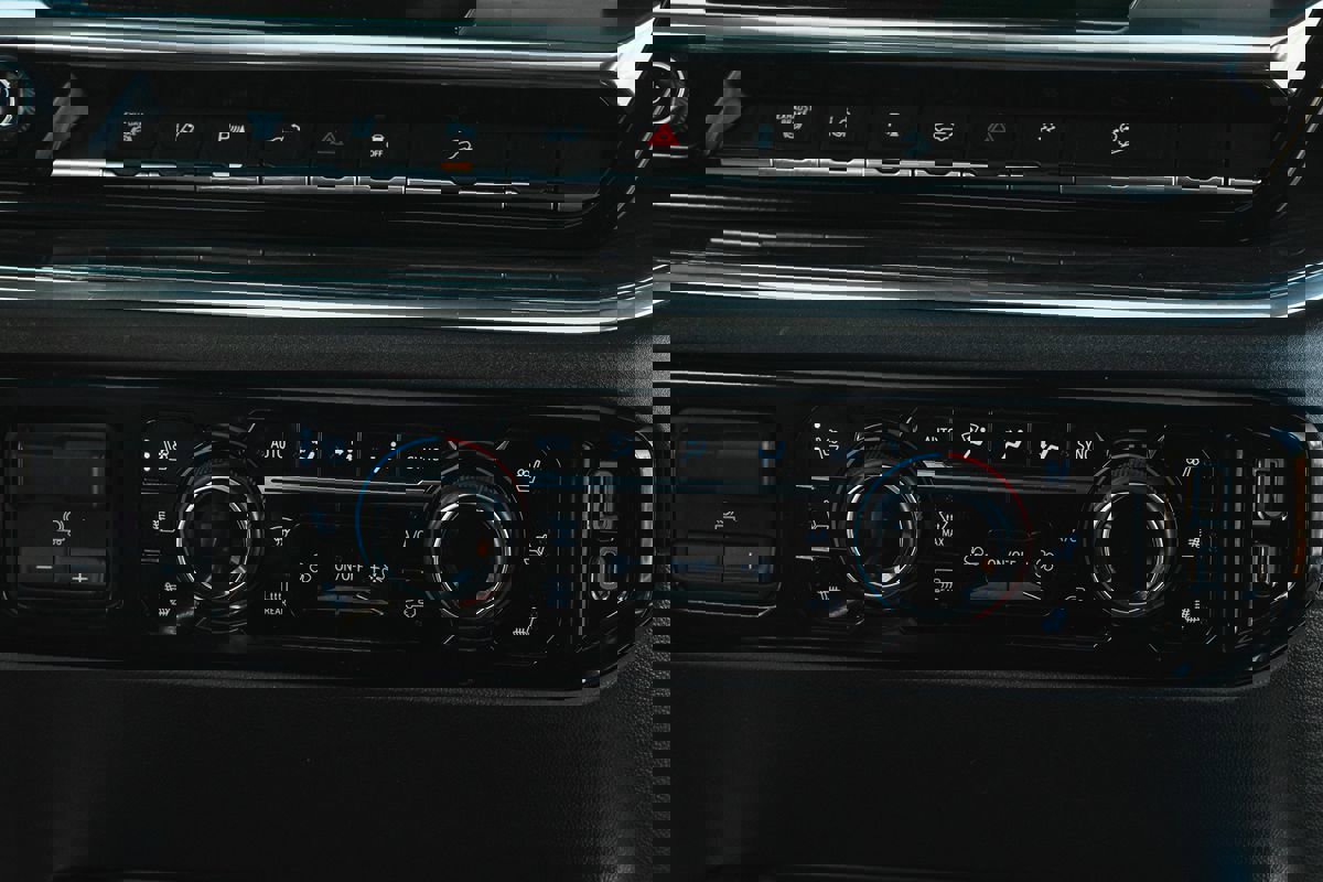 Used 2024 Chevrolet Silverado 2500 LTZ w/ LTZ Convenience Package image 31