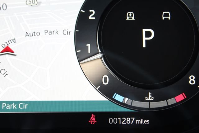 Used 2025 Land Rover Range Rover SV image 17