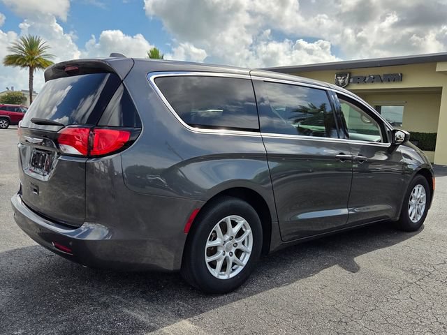 Used 2017 Chrysler Pacifica Touring FWD image 7