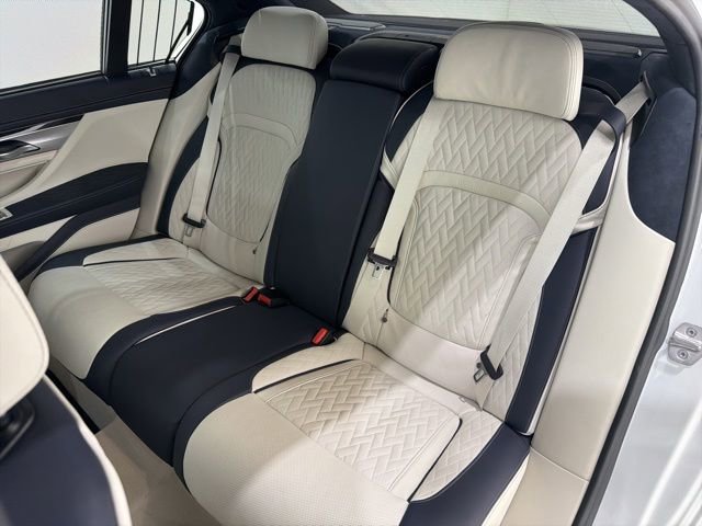 Certified 2022 BMW 750i xDrive w/ Luxury Rear Seating Package AWD/4WD image 16