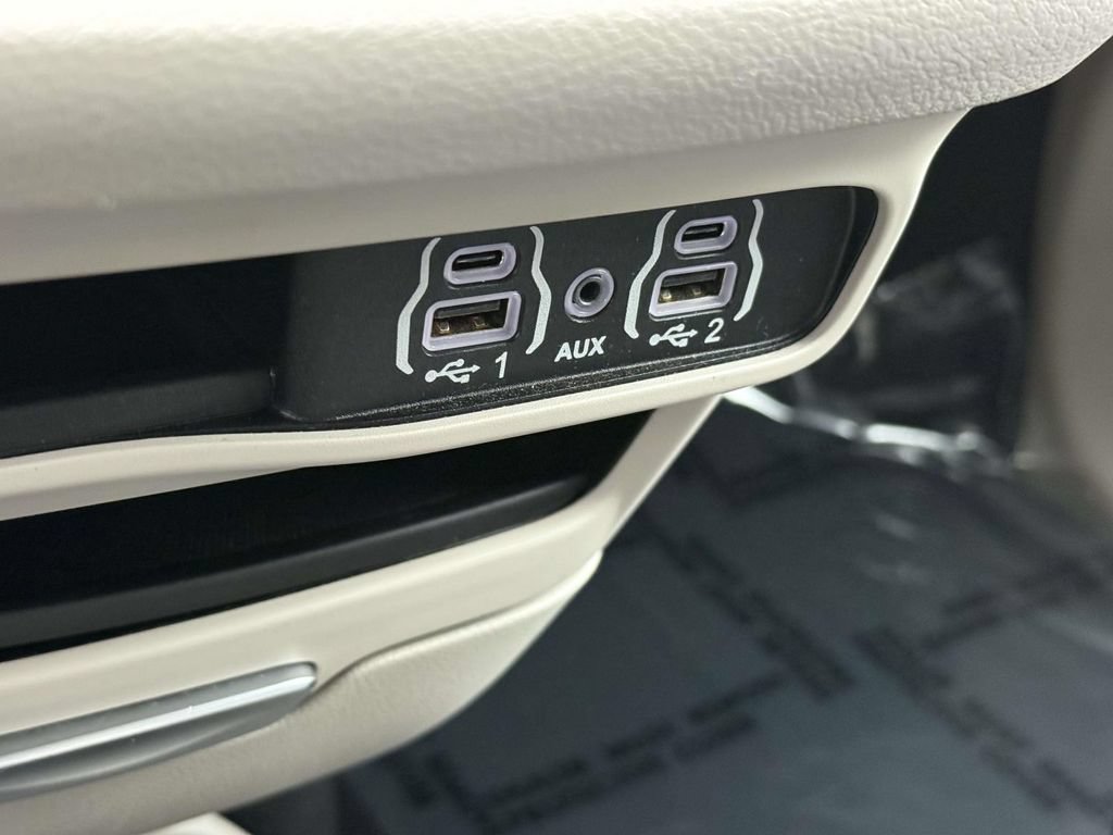Used 2023 Chrysler Pacifica Touring-L FWD image 29
