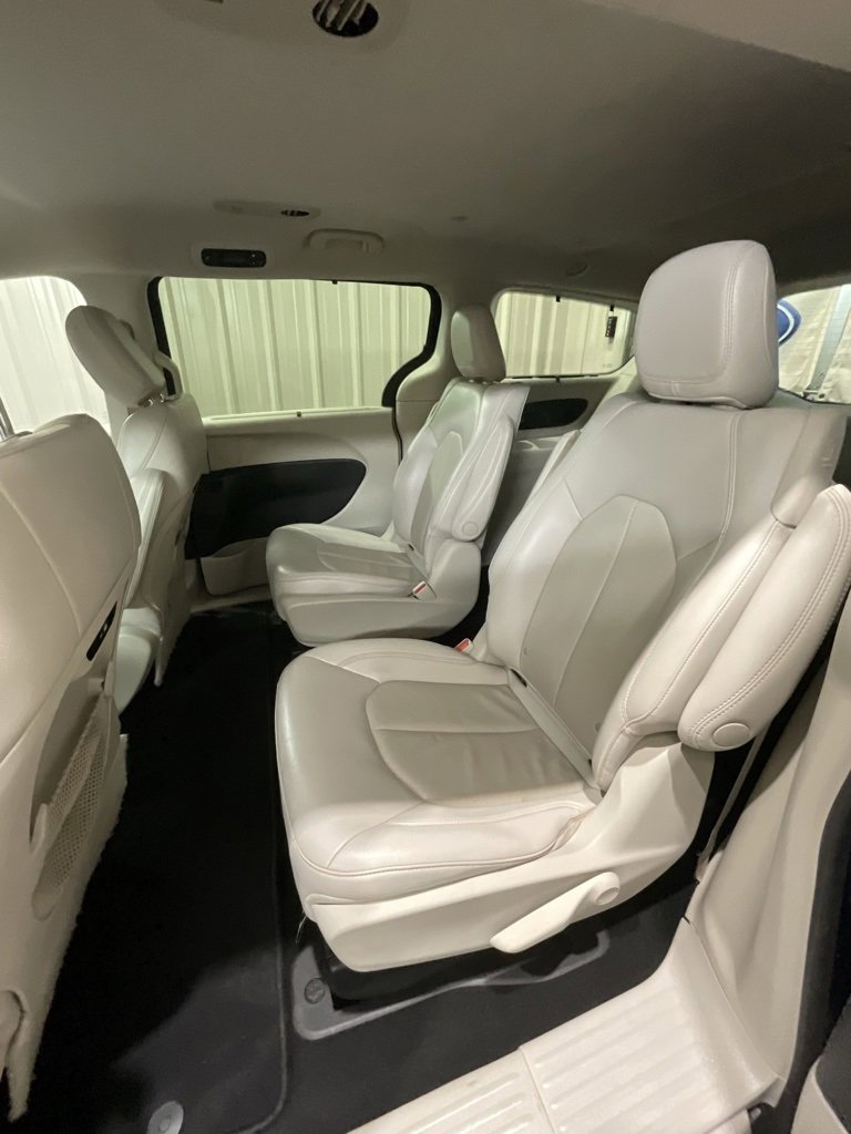 Used 2021 Chrysler Pacifica Touring-L image 11