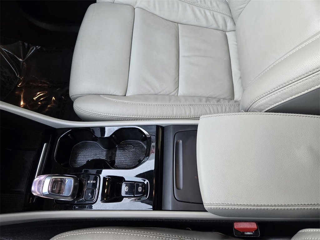 Used 2023 Volvo XC40 B5 Plus image 23