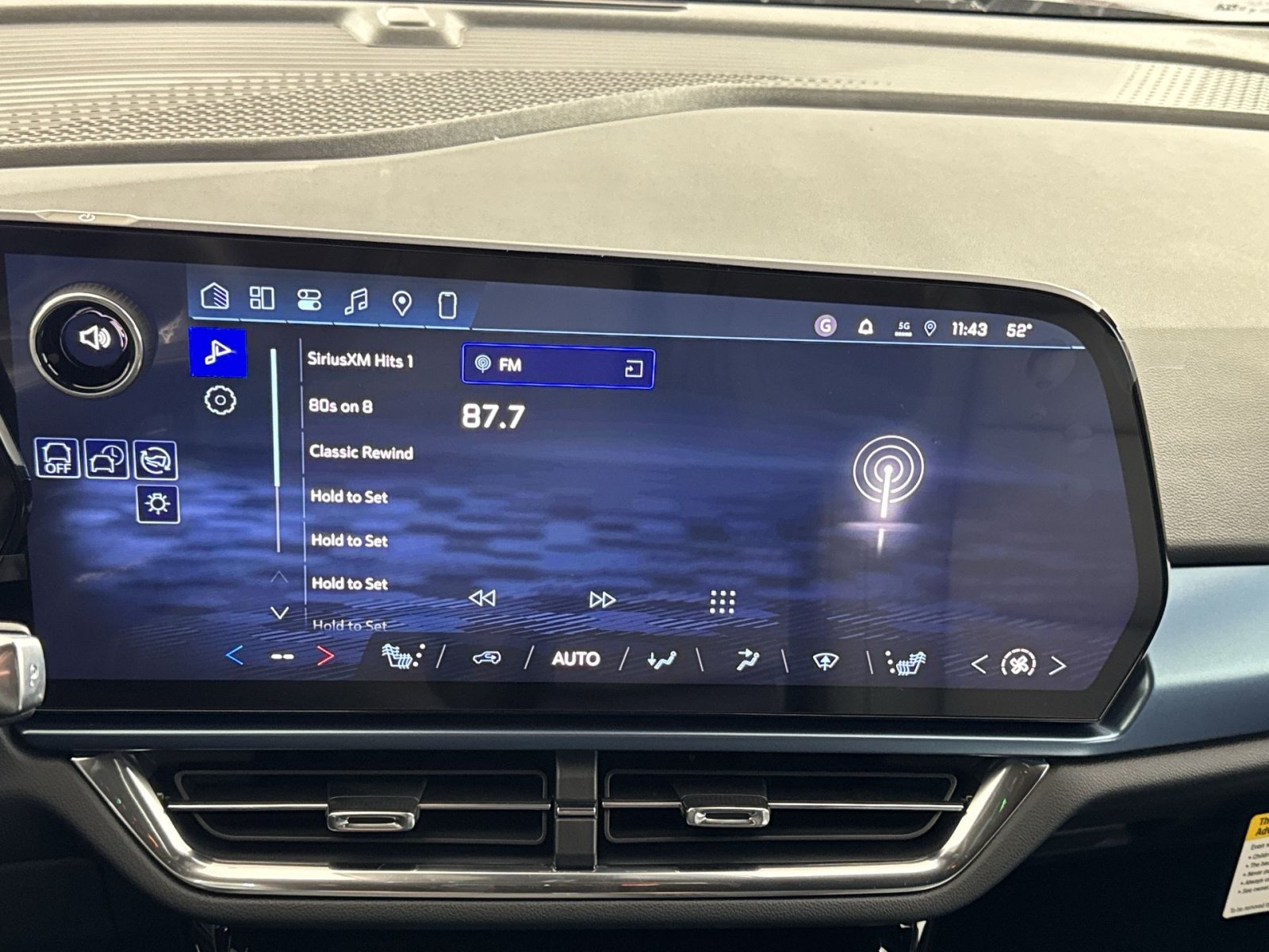 New 2026 Chevrolet Equinox EV LT AWD/4WD image 18
