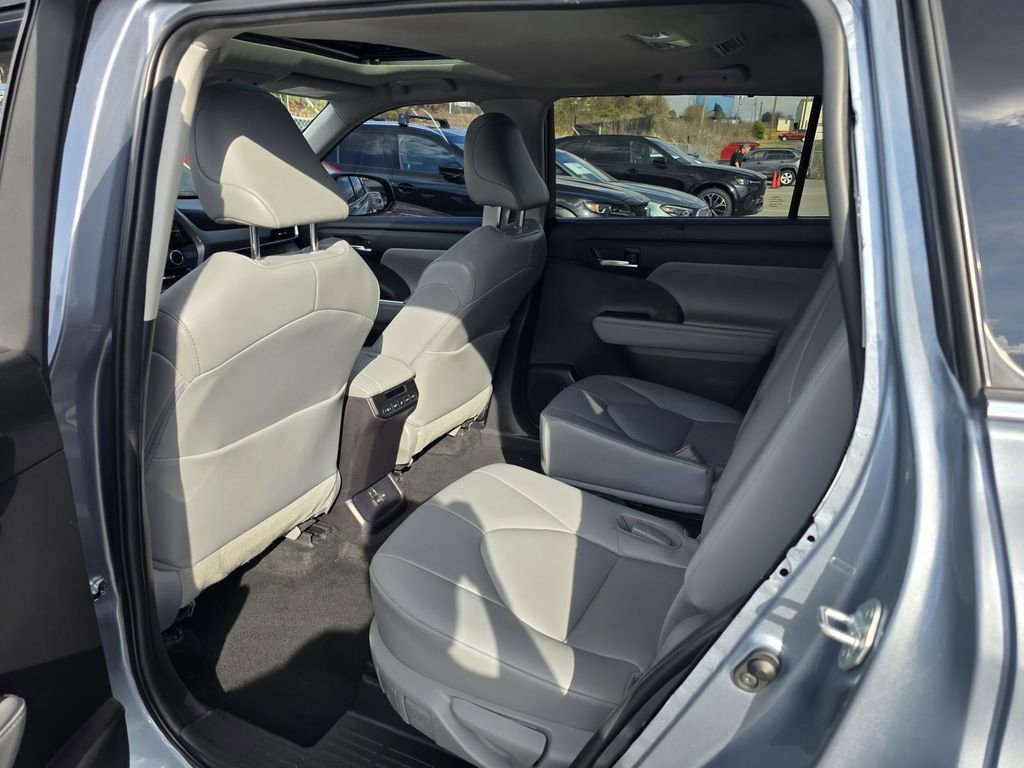Used 2022 Toyota Highlander XLE FWD image 25