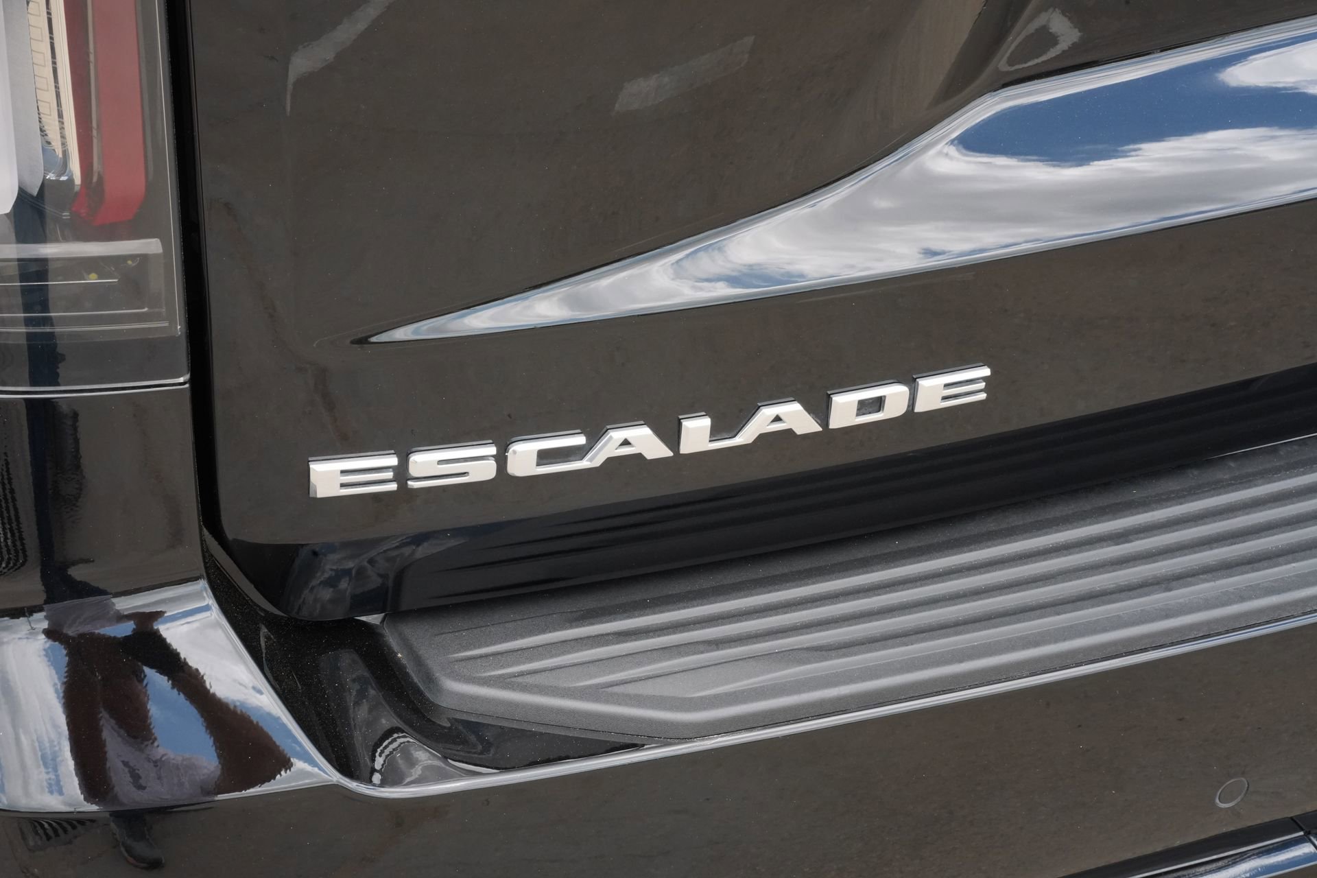 Certified 2023 Cadillac Escalade V w/ Heavy-Duty Trailer Package image 22