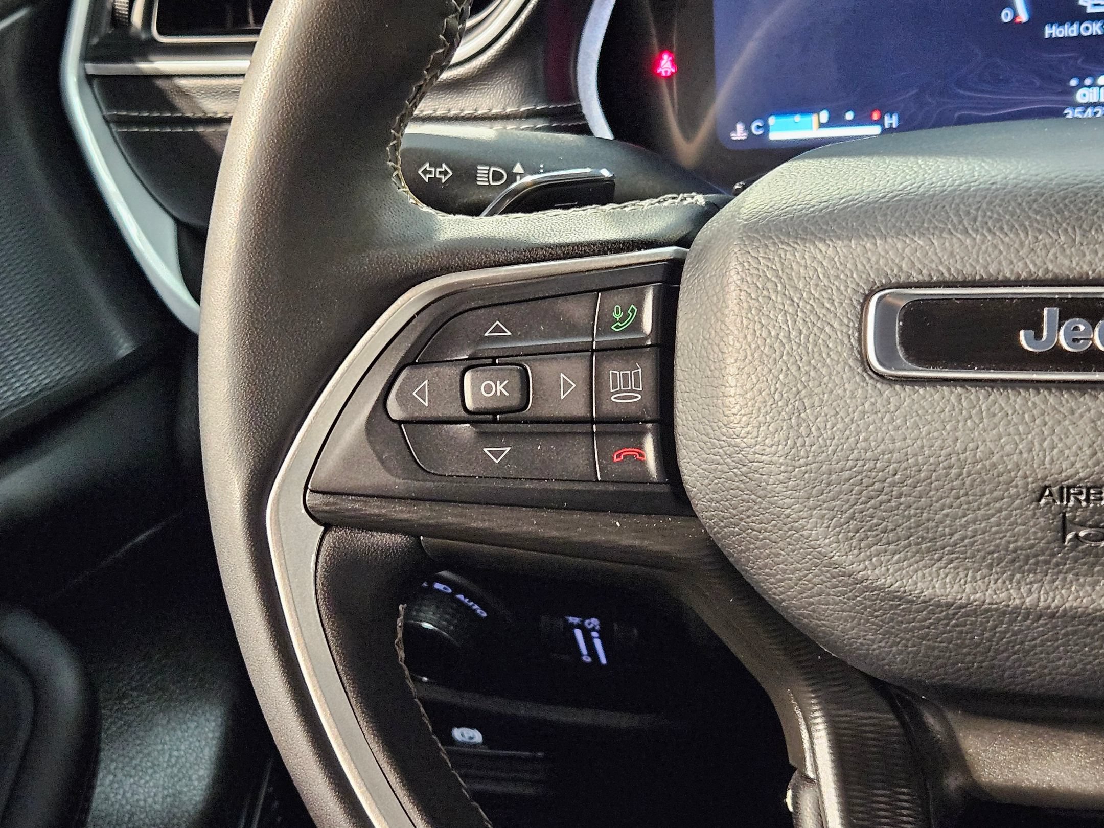 Used 2025 Jeep Grand Cherokee L Laredo RWD image 27