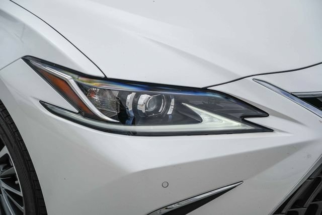 Used 2025 Lexus ES 300h w/ Premium Package FWD image 2